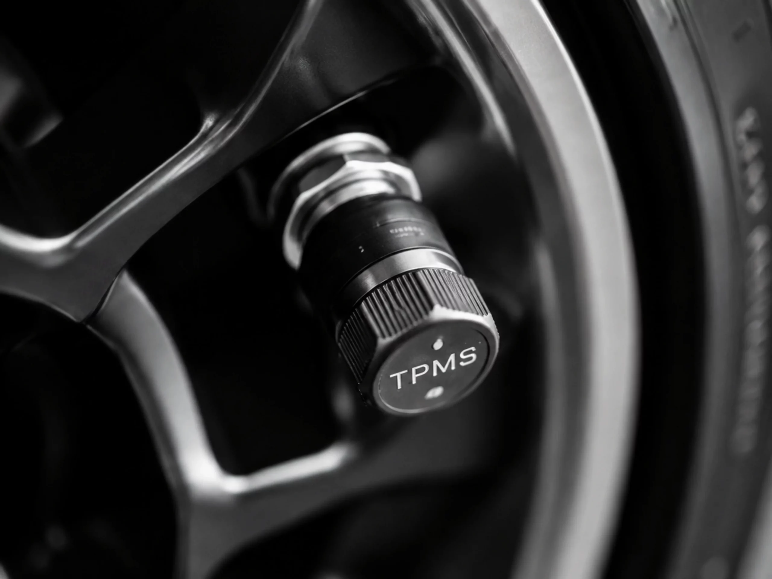 Valve TPMS installée sur une jante de véhicule